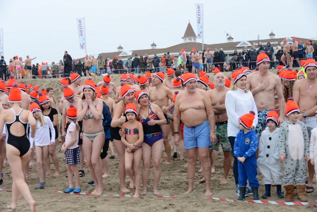 ../Images/Nieuwjaarsduik Noordwijk 2020 024.jpg